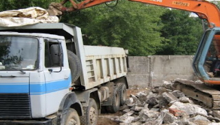 Вывоз строительного мусора с участка в Серове недорого от 1538 руб. | 2Землекопа-Срв
